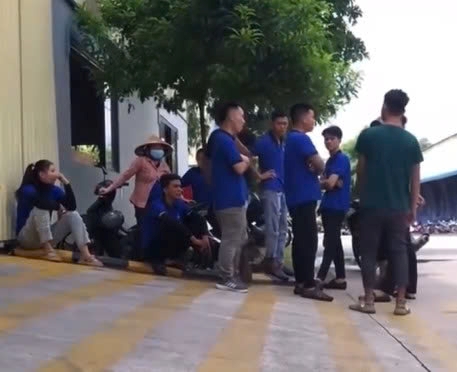 The absence of business owners has worried hundreds of workers. Photo: Dinh Trong