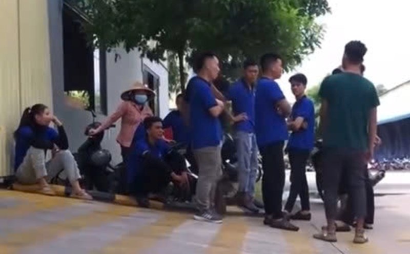 The absence of business owners has worried hundreds of workers. Photo: Dinh Trong