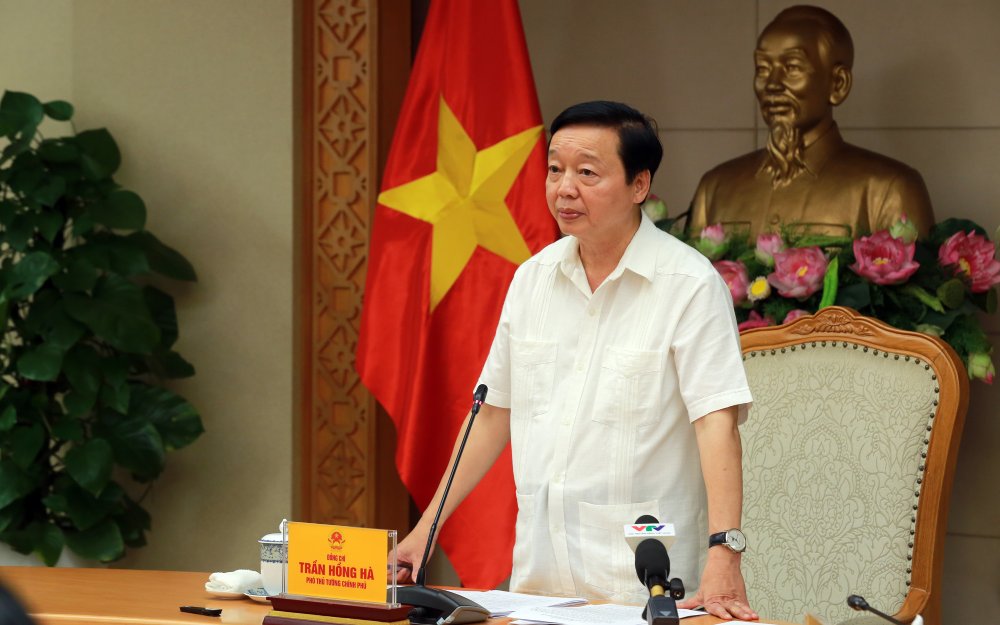 Le vice-Premier ministre Tran Hong Ha preside une reunion sur le plan de deploiement de la reponse au super typhon Ragasa (tempete n° 9). Photo : VGP/Minh Khoi