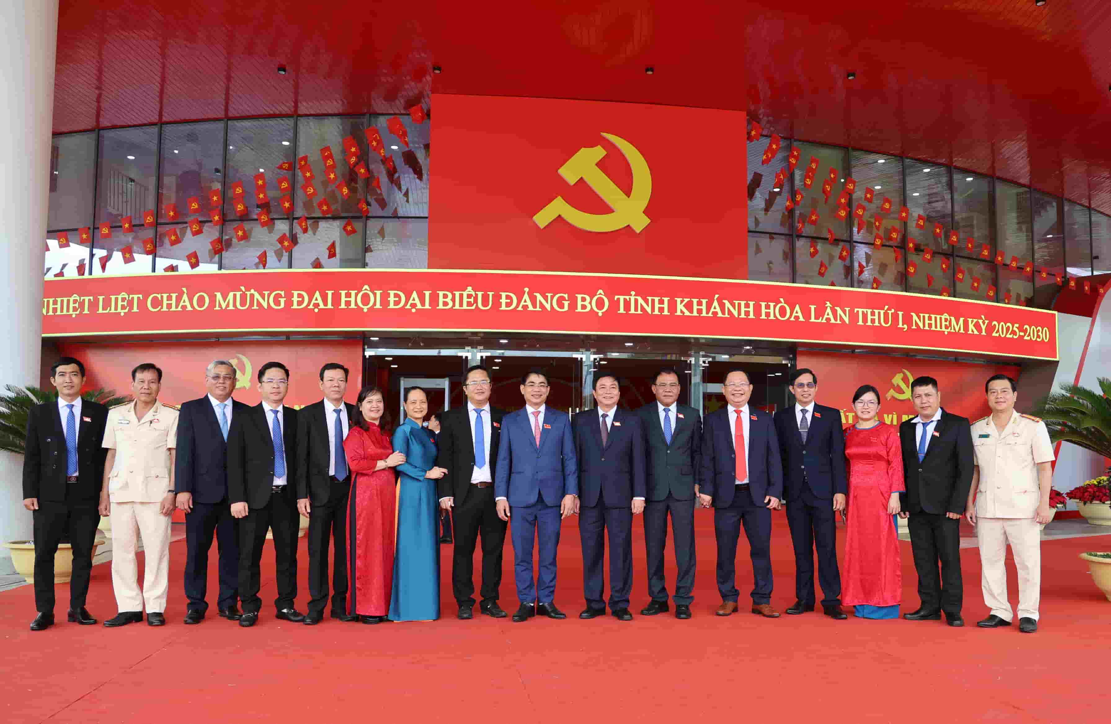 Cac dai bieu chup hinh luu niem tai Dai hoi. Anh: Huu Long