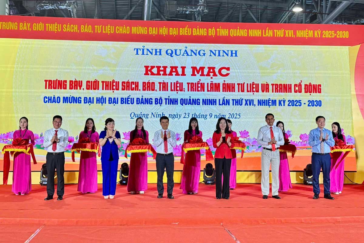Les delegues coupent la bande d'affichage Ouverture de l'exposition de livres de journaux et de documents ; Exposition de photos de documents et de peintures de propagande pour celebrer le XVIe Congres du Comite du Parti provincial de Quang Ninh mandat 2025-2030. Photo : Doan Hung