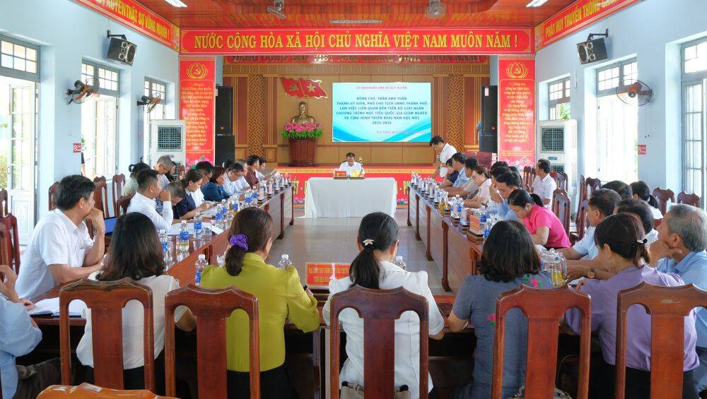 The People's Committee of Da Nang City had a working session with the People's Committee of Duy Xuyen Commune on the disbursement progress of the National Target Program on Poverty Reduction and the implementation of the new school year. Photo: Da Nang City People's Committee