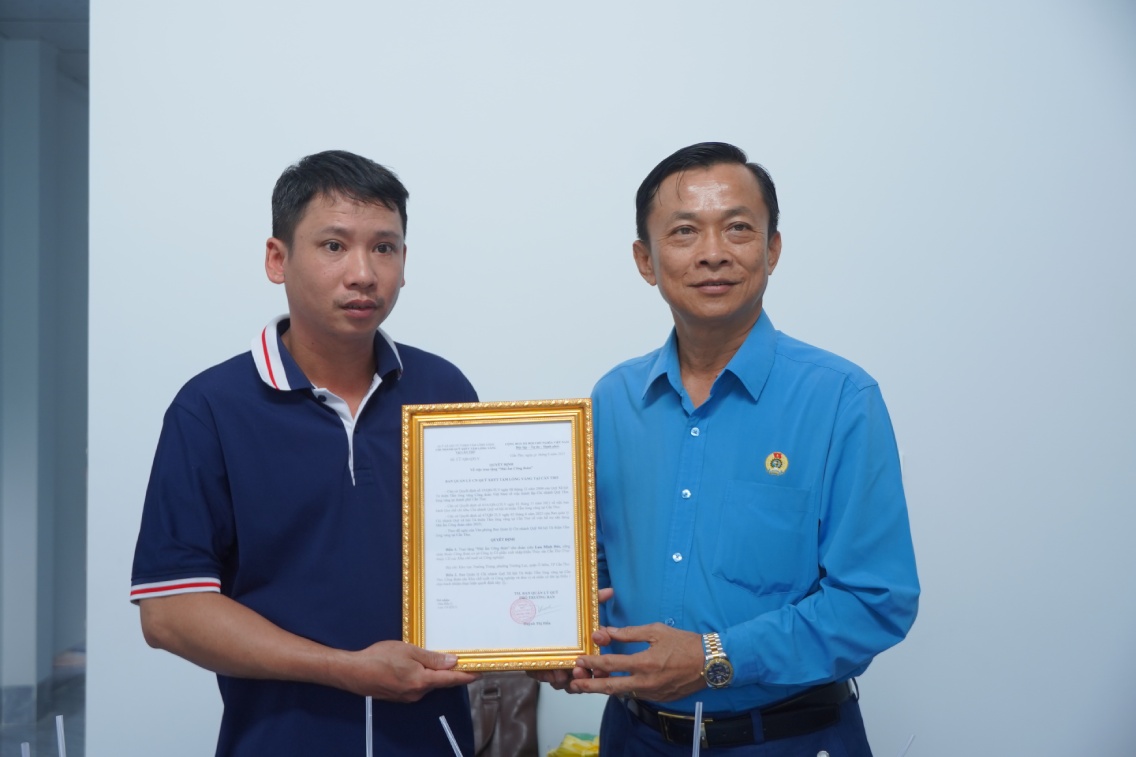 Ong Le Cong Khanh – Truong Ban Cong tac Cong doan Co quan Mat tran To quoc Viet Nam TP Can Tho, Pho Chu tich Thuong truc LDLD TP trao Quyet dinh ve viec trao tang “Mai am cong doan” cho anh Luu Minh Duc. Anh: Ta Quang