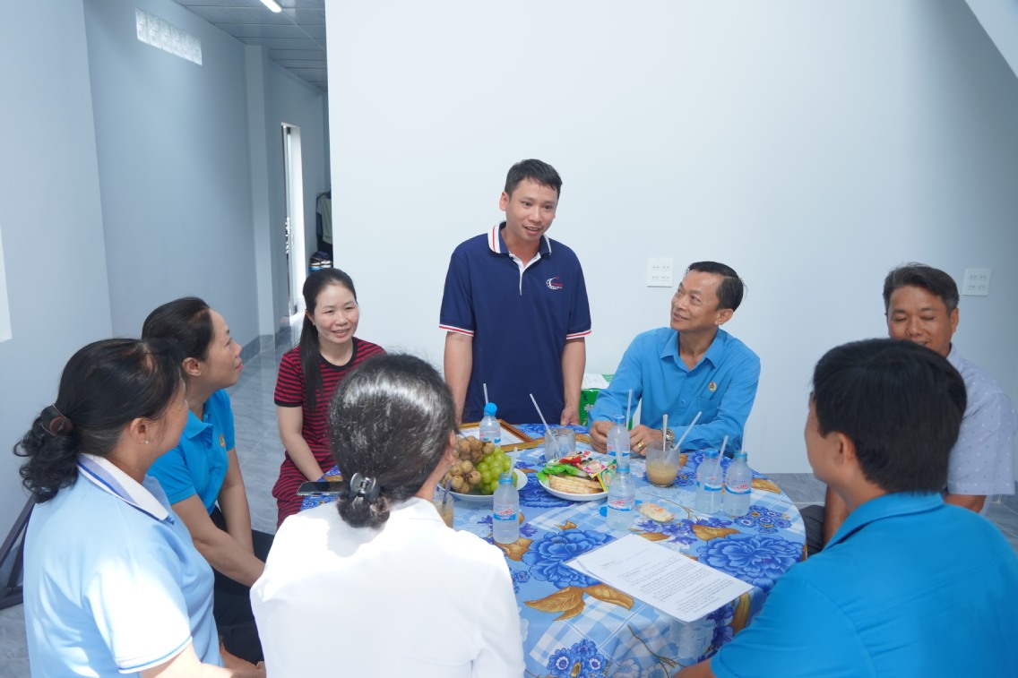 Anh Luu Minh Duc phat bieu nhan “Mai am cong doan“. Anh: Ta Quang