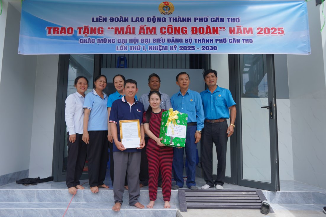 Lanh dao LDLD TP Can Tho, Cong ty va gia dinh anh Luu Minh Duc. Anh: Ta Quang