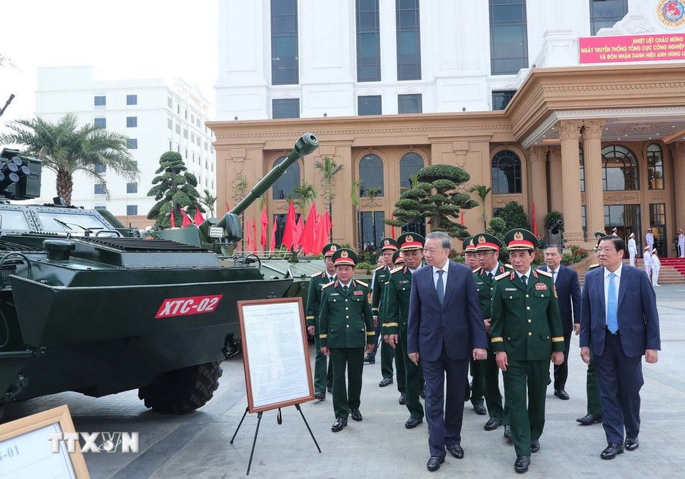 General Secretary To Lam visited the exhibition of products of the General Department of Defense Industry on September 15. Photo: VNA