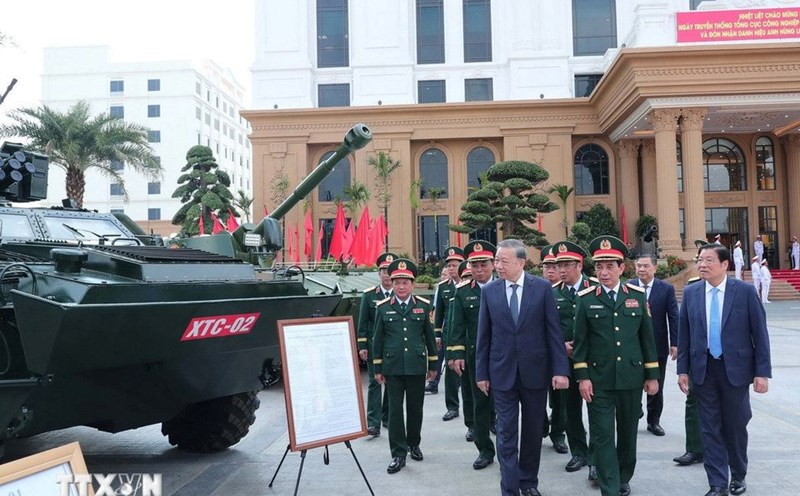 General Secretary To Lam visited the exhibition of products of the General Department of Defense Industry on September 15. Photo: VNA
