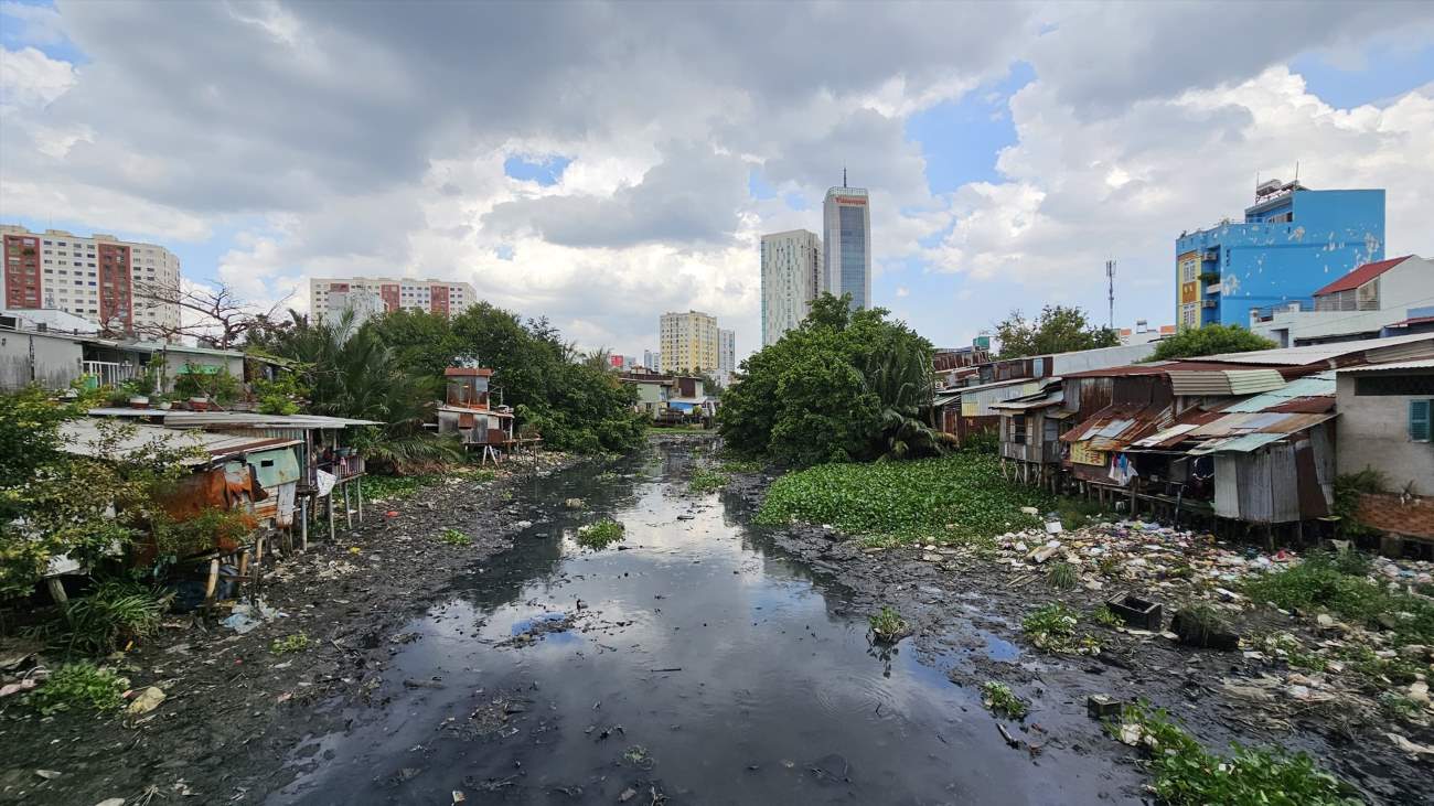 The polluted Xuyen Tam canal section flows through Gia Dinh ward (HCMC). Photo: Anh Tu