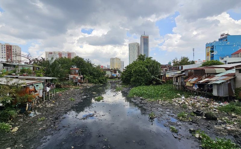 The polluted Xuyen Tam canal section flows through Gia Dinh ward (HCMC). Photo: Anh Tu