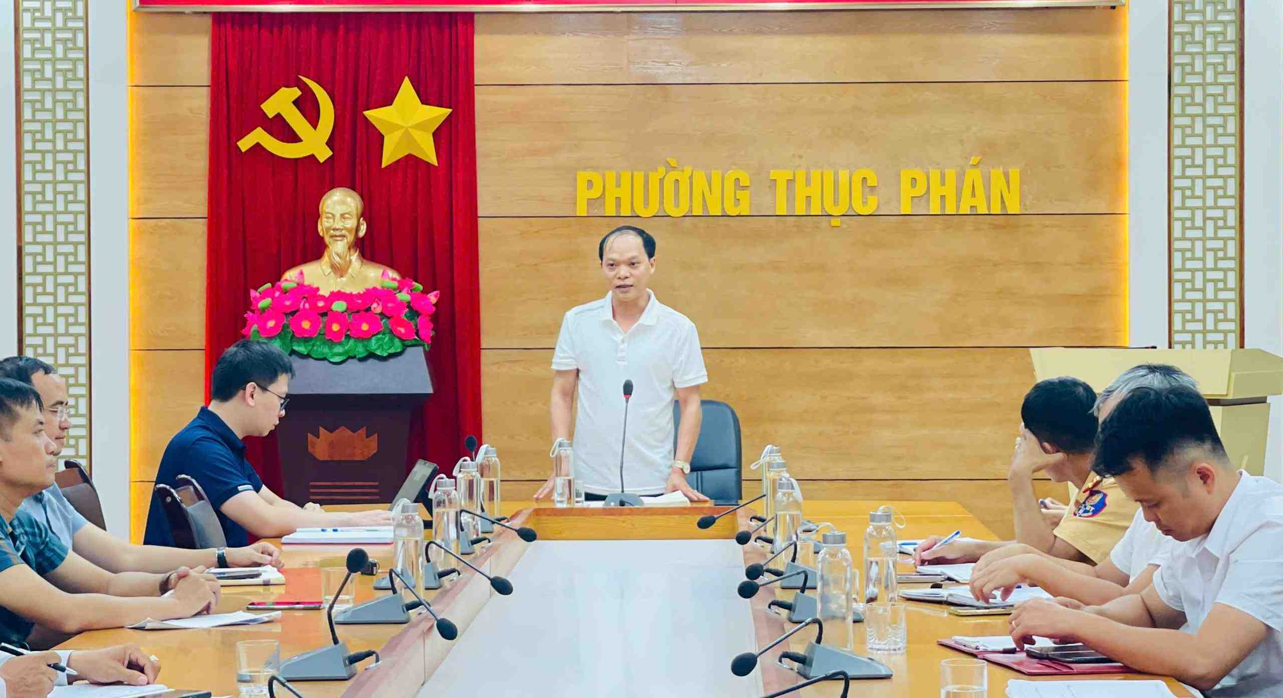 UBND phuong Thuc Phan chi dao cac nha thau thi cong, doanh nghiep van tai khac phuc tinh trang bui bam, o nhiem moi truong. Anh: Long Huyen