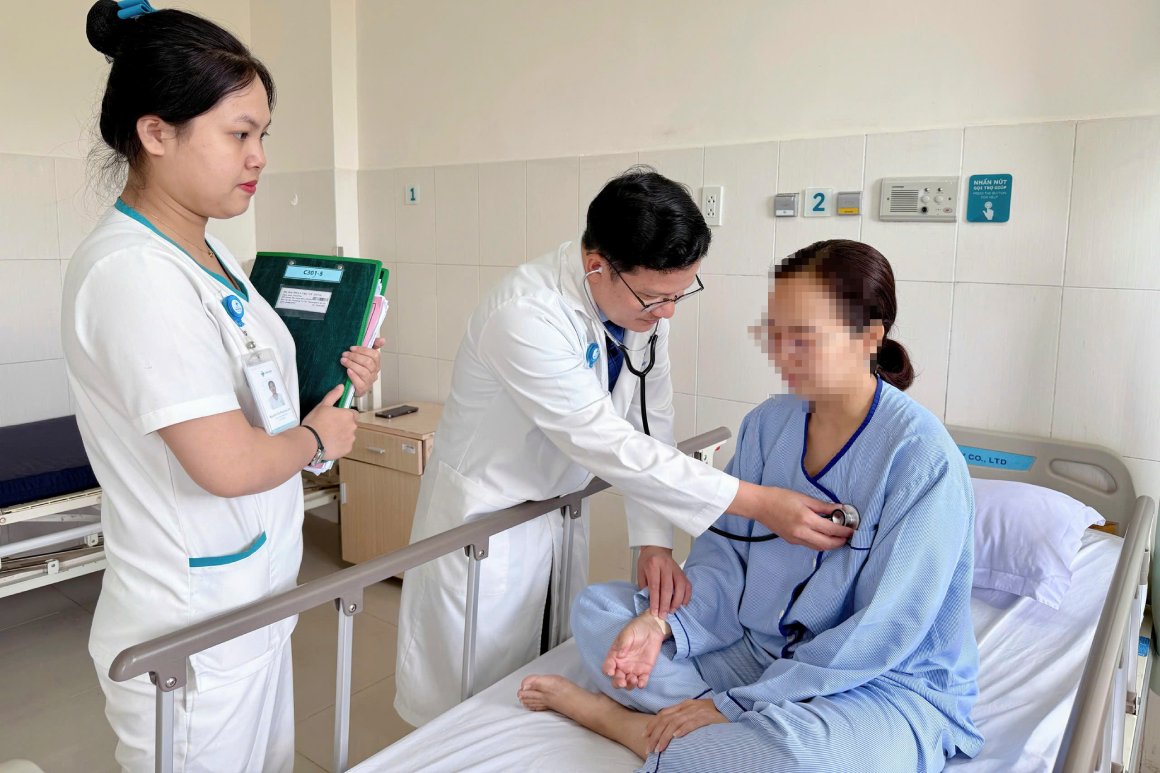 Bac si tham kham cho chi H (44 tuoi, phuong Vi Tan, TP Can Tho). Anh: Benh vien cung cap