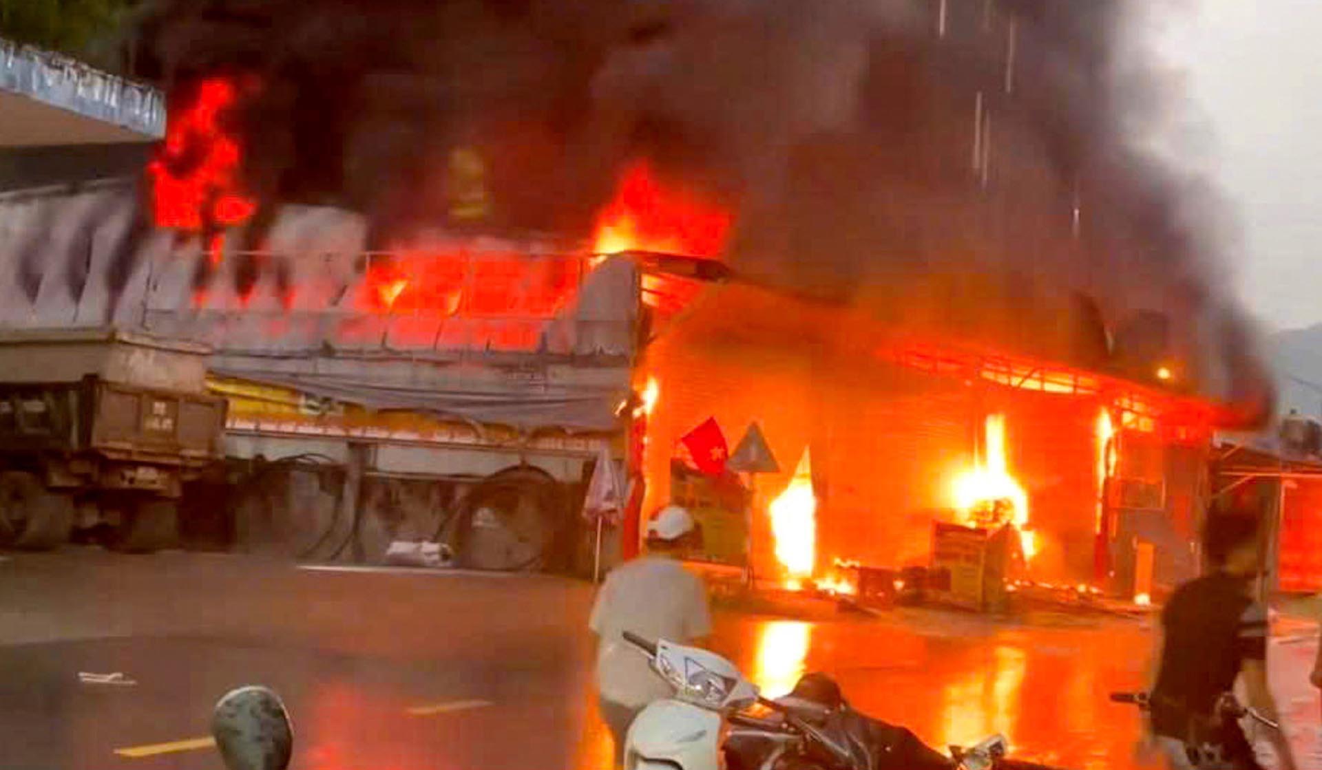 라이쩌우성에서 발생한 대형 화재 현장. 사진: 라이쩌우 경찰