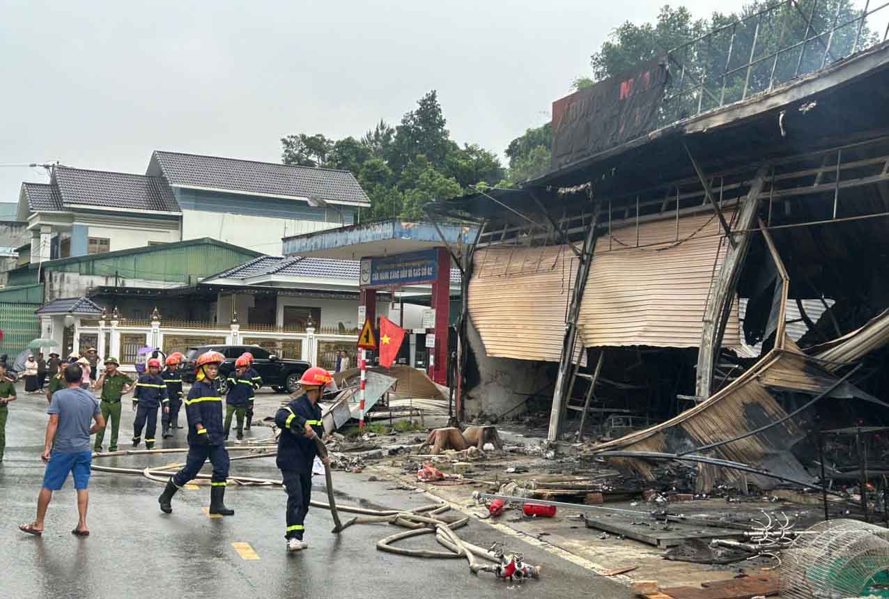 Vu chay da khien 2 cua hang kinh doanh va mot nha dan bi thieu rui. Anh: Cong an Lai Chau