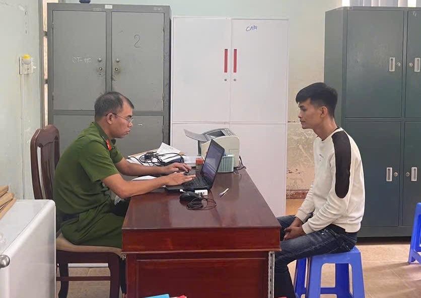 Đối tượng Trần Triệu Quí tại trụ sở cơ quan công an. Ảnh: Công an cung cấp