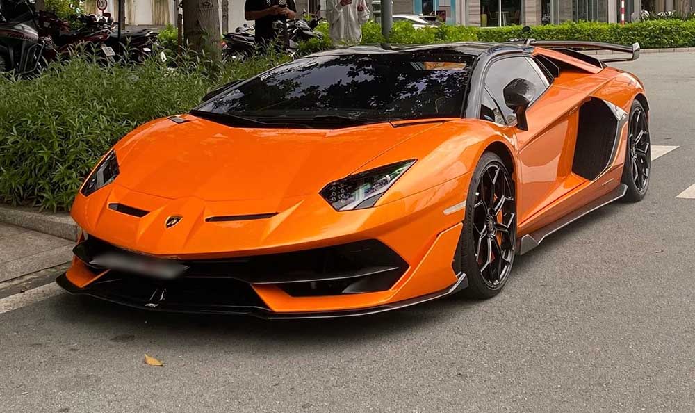 Orange Lamborghini Aventador SVJ Roadster appeared on the streets of Ho Chi Minh City, impressing when the exhaust pipe caught fire while accelerating. Photo: Nguyen Thanh Tai