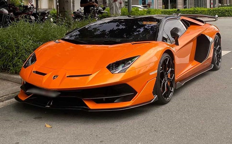 Orange Lamborghini Aventador SVJ Roadster appeared on the streets of Ho Chi Minh City, impressing when the exhaust pipe caught fire while accelerating. Photo: Nguyen Thanh Tai