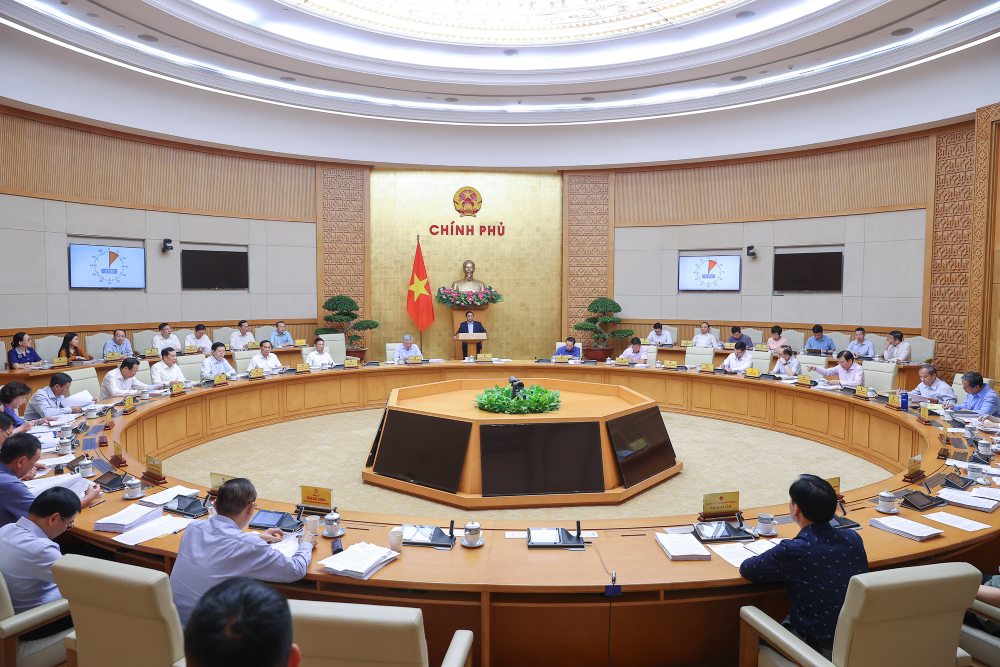 Dans la reglementation n° 365-QD/TW il a ete indique les criteres de titre pour les fonctionnaires ministres et equivalents. Sur la photo : Le Premier ministre Pham Minh Chinh preside la reunion du gouvernement d'août 2025. Photo : Nhat Bac