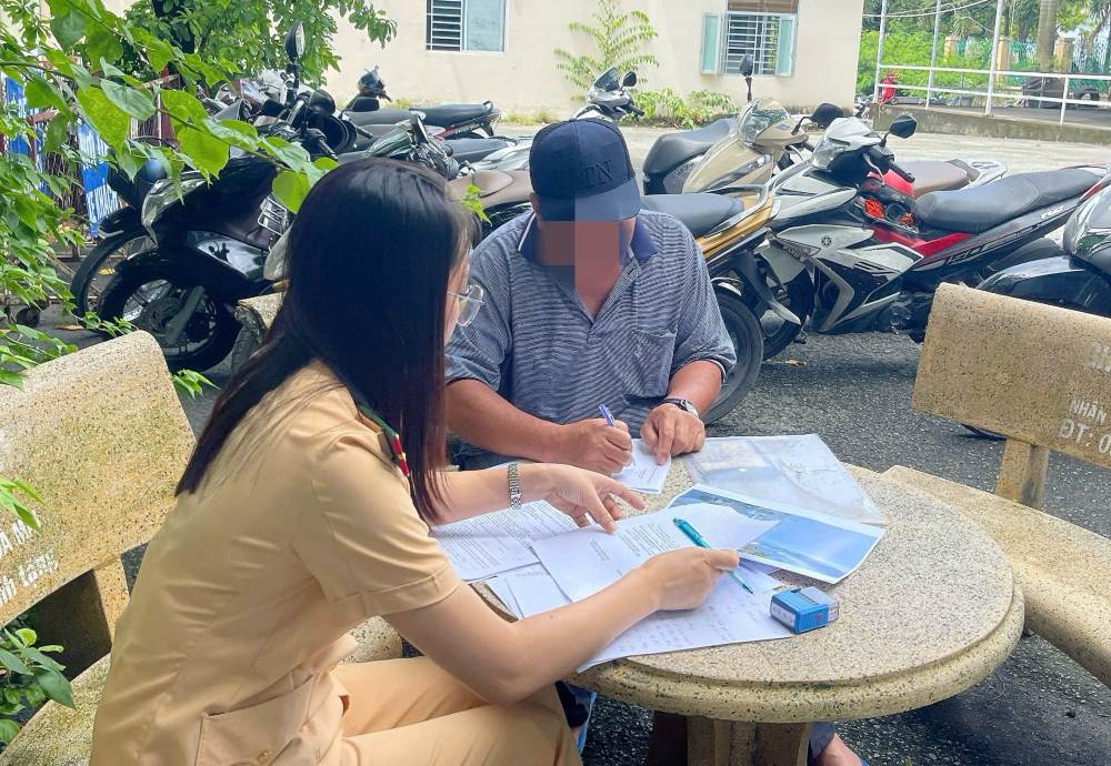 CSGT TPHCM lập biên bản xử phạt vi phạm hành chính đối với tài xế xe khách vì đi vào đường cấm. Ảnh: Công an cung cấp