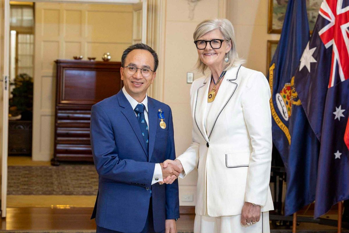 Ms. Sam Mostyn - Governor of Australia - congratulated Mr. Hoang Hieu Huy on being awarded the Australian Medal of Honor. Photo provided by the character