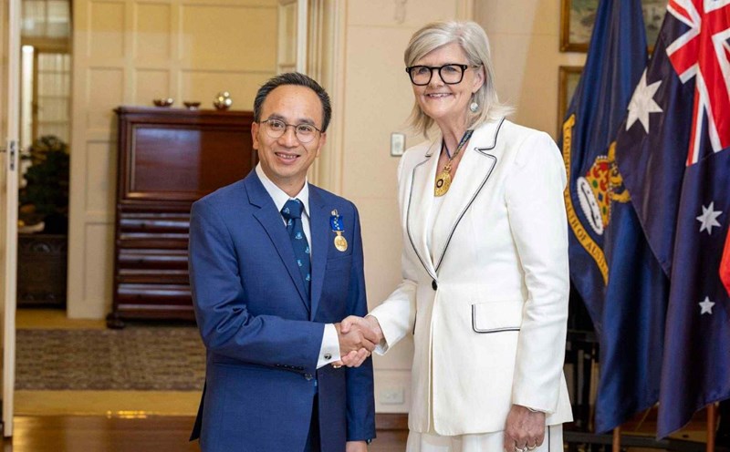 Ms. Sam Mostyn - Governor of Australia - congratulated Mr. Hoang Hieu Huy on being awarded the Australian Medal of Honor. Photo provided by the character