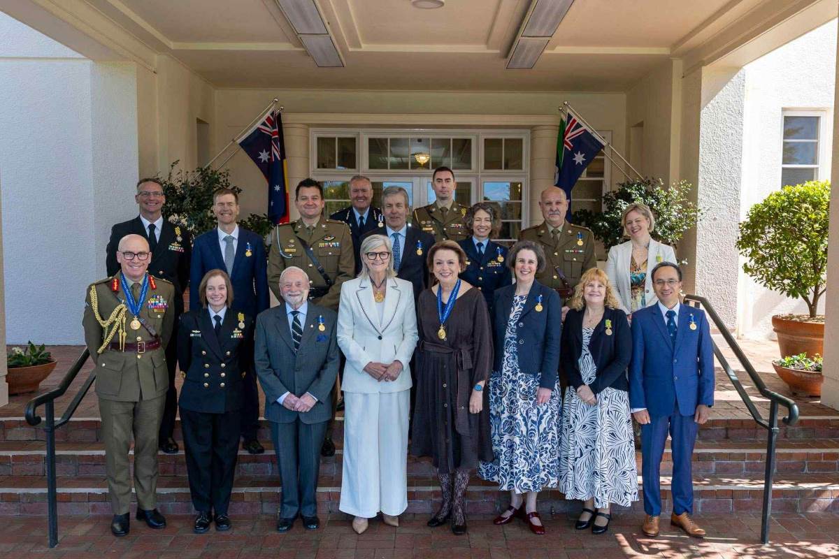 Ba Sam Mostyn –Toan quyen Australia - chup anh chung voi nhung ca nhan duoc trao tang Huan chuong danh du Australia. Anh do nhan vat cung cap 