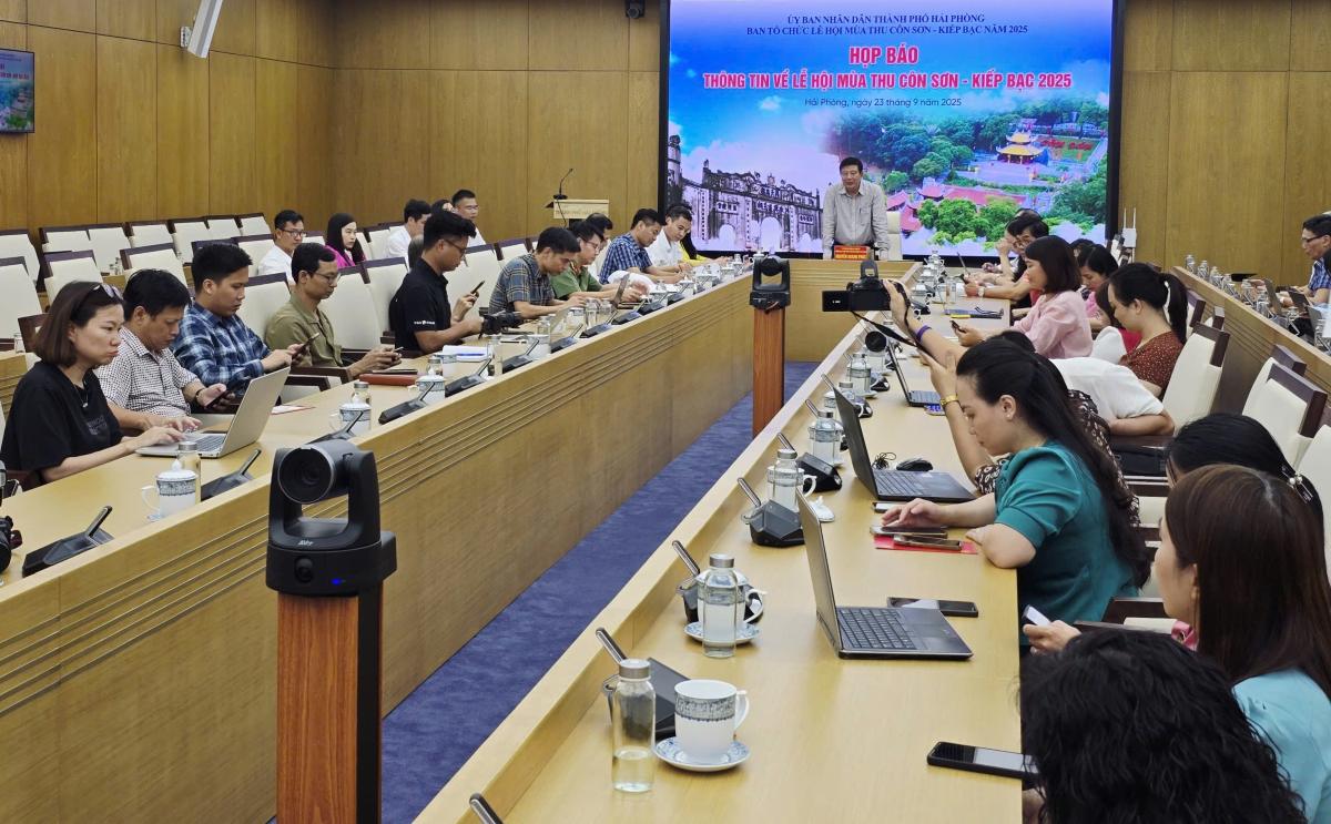 Toan canh buoi hop bao. Ảnh: Mai Dung