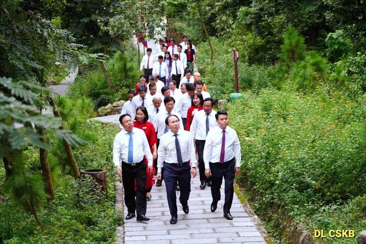 Lideres de la ciudad de Hai Phong ofrecen incienso en el Patrimonio Cultural Mundial de Con Son - Kiep Bac. Foto: Pagina de noticias sobre el Sitio Historico Nacional Especial Con Son - Kiep Bac