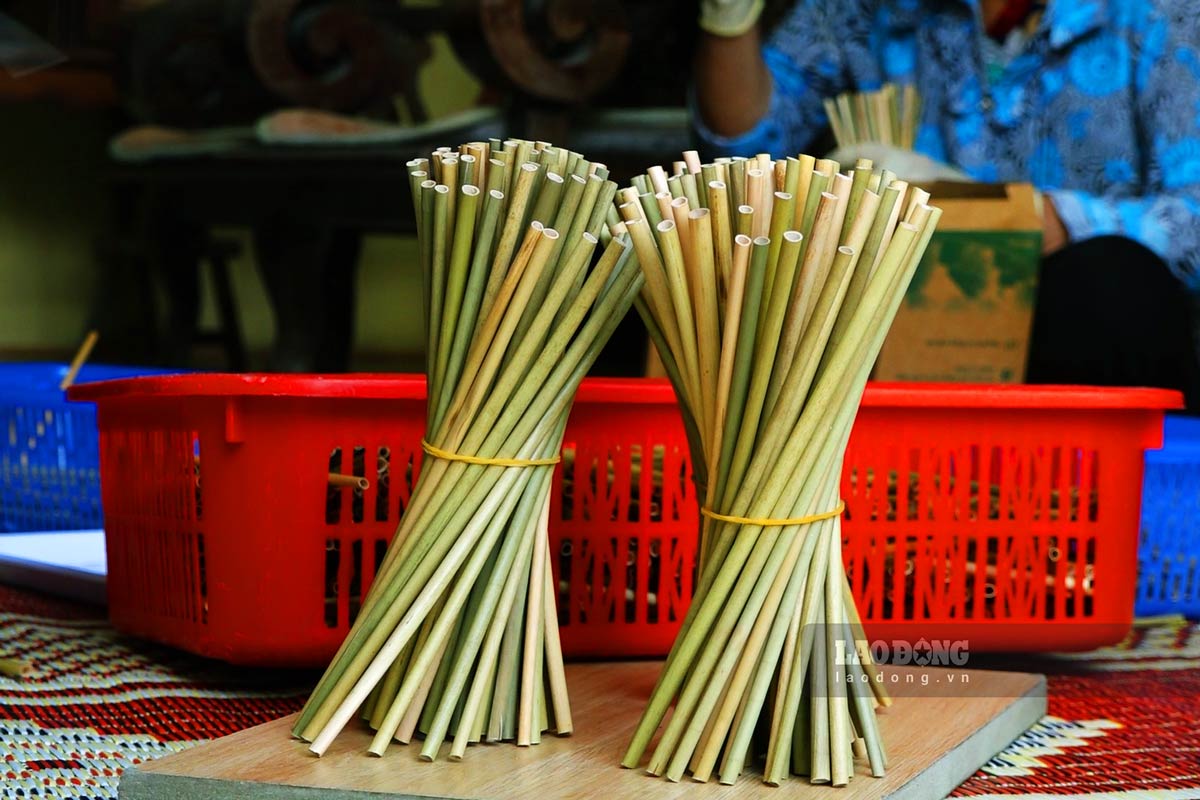 Grass suction pipes are recycled items to replace plastic suction pipes, environmentally friendly. Photo: Luong Ha