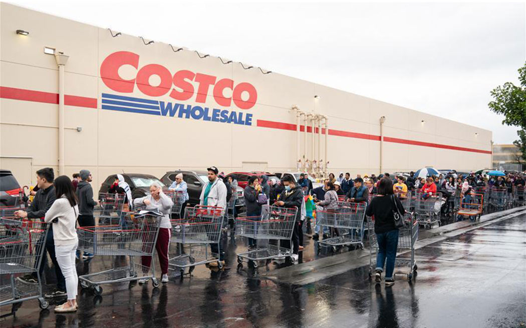 Americans line up to buy at Costco grocery store. Photo: Xinhua