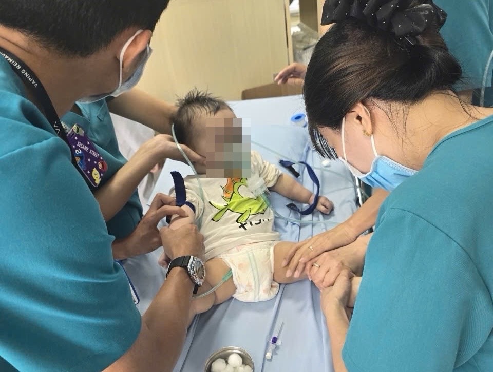 The 1-year-old baby was taken to the emergency room by the Road Traffic Police Team No. 3 using a specialized vehicle. Photo: HAC