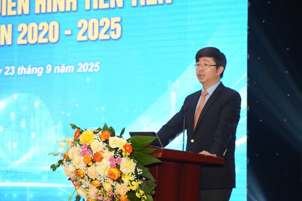 Mr. Bui Hoang Phuong, Deputy Minister of Science and Technology, said that the Vietnam Science and Technology Trade Union has launched many practical and effective emulation movements, closely linked to professional tasks. Photo: Quynh Chi