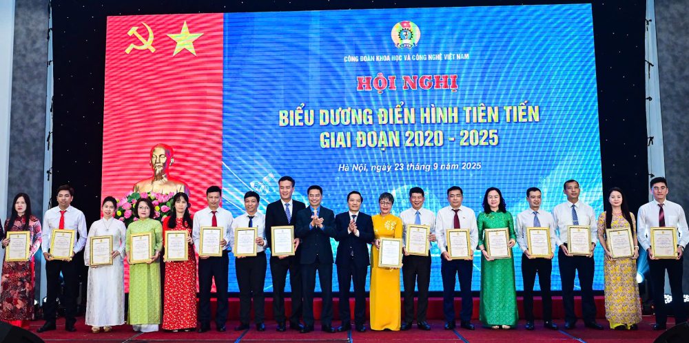 Cong doan Khoa hoc va Cong nghe Viet Nam bieu duong 25 tap the, 168 ca nhan dien hinh tien tien giai doan 2020-2025. Anh: Quynh Chi