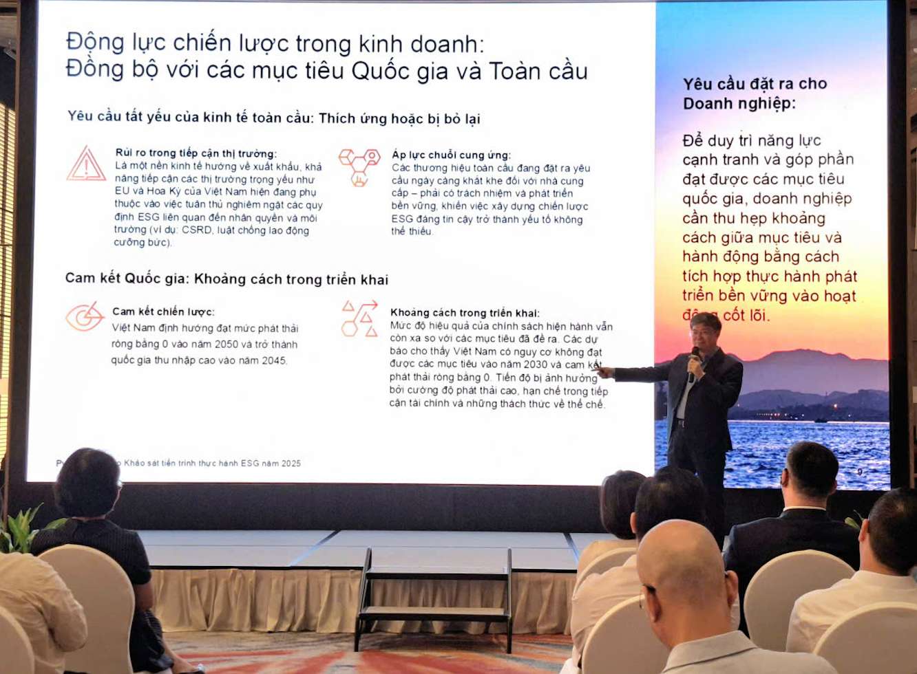 Ong Nguyen Hoang Nam - Pho Tong Giam doc PwC Viet Nam cho rang cac doanh nghiep Viet Nam dang buoc vao mot giai doan moi trong hanh trinh truong thanh ESG. Anh: Tuyet Lan   “Su chuyen dich tu lap ke hoach sang hanh dong dang ngay cang ro net hon, nhung chang duong phia truoc van yeu cau mot chien luoc ESG tich hop sau rong cung du lieu thong minh va su hop tac chat che” - ong Nguyen Hoang Nam khang dinh.  