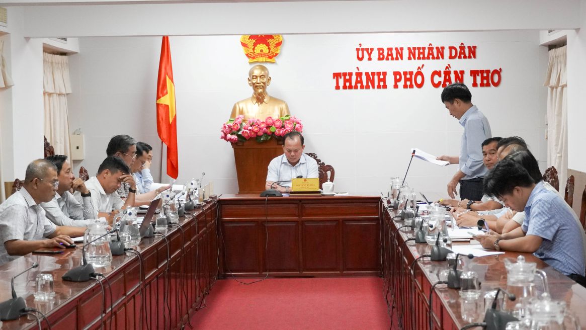Quang canh buoi lam viec thao go kho khan nguon vat lieu va tinh hinh thi cong cao toc Chau Doc - Can Tho - Soc Trang doan qua TP Can Tho. Anh: Phuong Anh