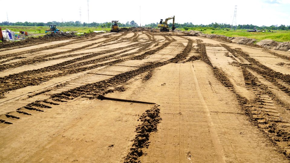 La fuente de arena para la construccion de la autopista Chau Doc - Can Tho - Soc Trang tramo que atraviesa la ciudad de Can Tho se elimina. Foto: Phuong Anh