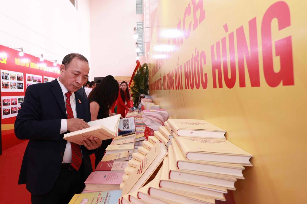 Delegates visit the book and photo exhibition at the 1st Congress of the Vietnam Fatherland Front Party Committee and Central Trade Unions. Photo: Hai Nguyen