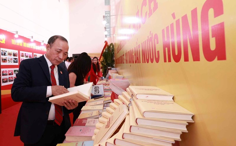 Delegates visit the book and photo exhibition at the 1st Congress of the Vietnam Fatherland Front Party Committee and Central Trade Unions. Photo: Hai Nguyen