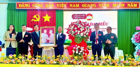 Nguyen Phu Hoang氏 - 地方党委員会のメンバー、ベトナム祖国正面委員会の副会長、ラムドン労働組合会長（3番目、右）は、議会を祝福するために叔父ホーの花と叔父の写真を授与しました。写真：ルハング