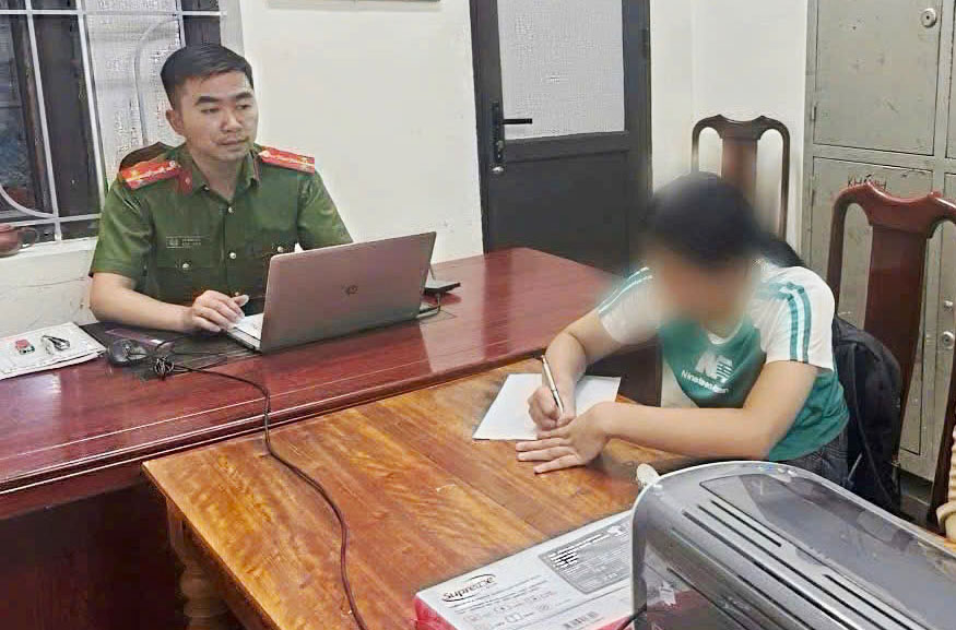 T viết tường trình lại sự việc mình bị lừa đảo. Ảnh: Công an Hà Tĩnh.