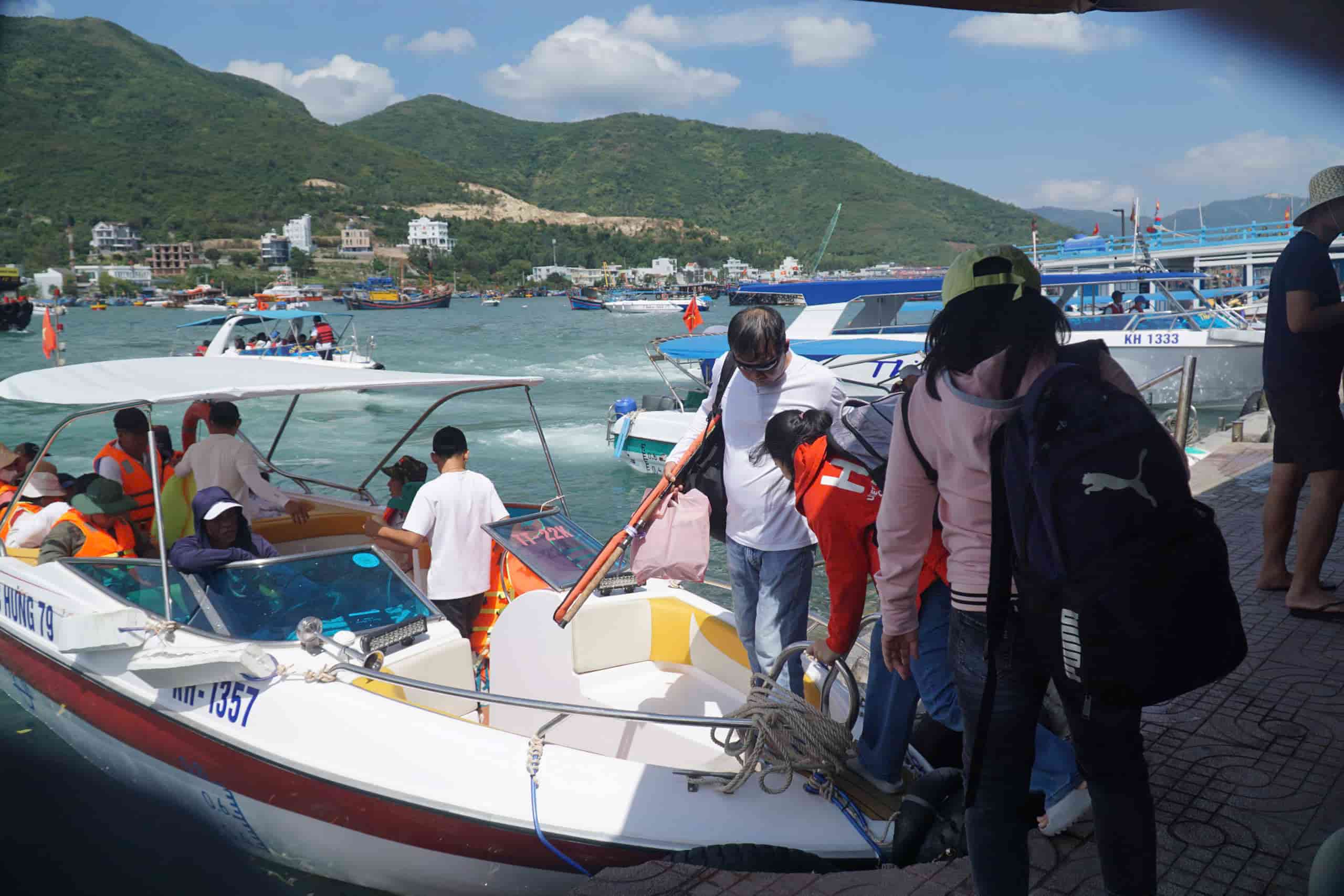 La localite vient de percevoir officiellement des frais de visite de la baie de Nha Trang. Photo : Huu Long