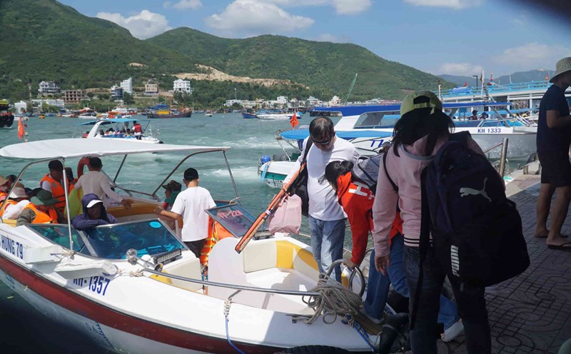 The locality has just officially collected tour fees for Nha Trang Bay. Photo: Huu Long