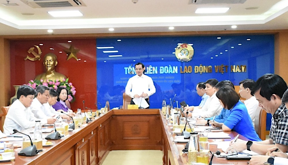 Comrade Nguyen Dinh Khang, member of the Party Central Committee, member of the Standing Committee of the Party Committee of the Fatherland Front, Central organizations, Vice Chairman of the Central Committee of the Vietnam Fatherland Front, President of the Vietnam General Confederation of Labor, spoke at the meeting. Photo: Ha Anh