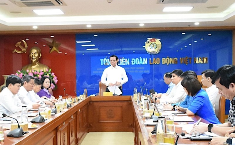 Comrade Nguyen Dinh Khang, member of the Party Central Committee, member of the Standing Committee of the Party Committee of the Fatherland Front, Central organizations, Vice Chairman of the Central Committee of the Vietnam Fatherland Front, President of the Vietnam General Confederation of Labor, spoke at the meeting. Photo: Ha Anh