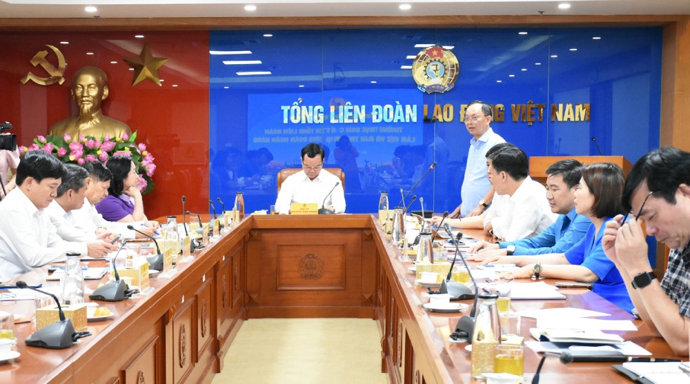 Dong chi Dao Minh Tu, Pho Bi thu truong truc Dang uy, Pho Thong doc Thuong truc Ngan hang Nha nuoc, Chu tich Cong doan Ngan hang Viet Nam phat bieu tai buoi lam viec. Anh: Ha Anh