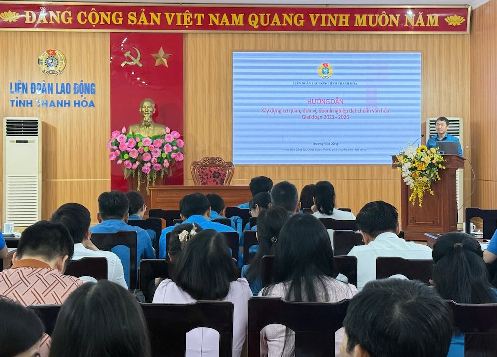 Le rapporteur de la Federation provinciale du travail rappelle l'instruction n° 14/DH-LDLD de la province. Photo : Syndicat de Thanh Hoa