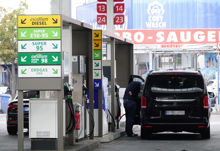 Mot tram xang o Berlin. Gia nhien lieu la mot trong nhung noi lo cua nguoi Duc. Anh: Xinhua
