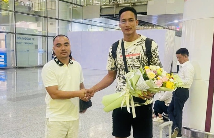외국인 선수 Kuon Mom은 베트남에 도착했을 때 하노이 배구팀 코칭 스태프의 환영을 받았습니다. 사진: Huu Truong