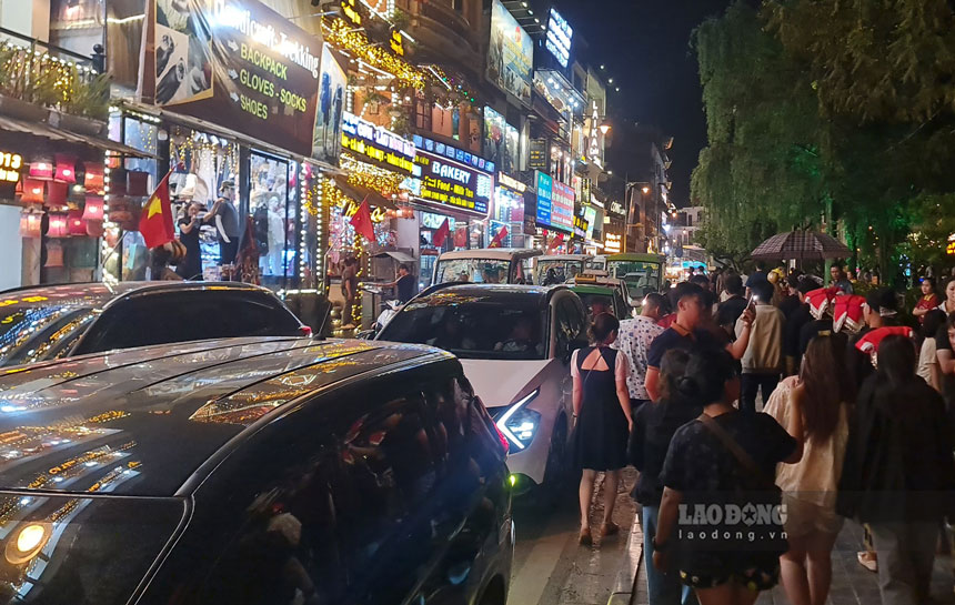 Trung tam Sa Pa thuong xuyen un tac vao dip cuoi tuan va ngay le. Anh: Bao Nguyen
