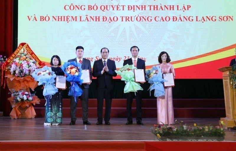 Los lideres del Comite Popular Provincial entregan la Decision de establecimiento y nombramiento a la Junta Directiva de la Universidad de Lang Son. Foto: Hoang Tung