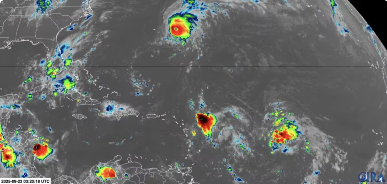 Bao Gabrielle xoay manh phia dong Bermuda trong khi hai vung thoi tiet nhieu dong hinh thanh gan quan dao Leeward. Anh: NOAA